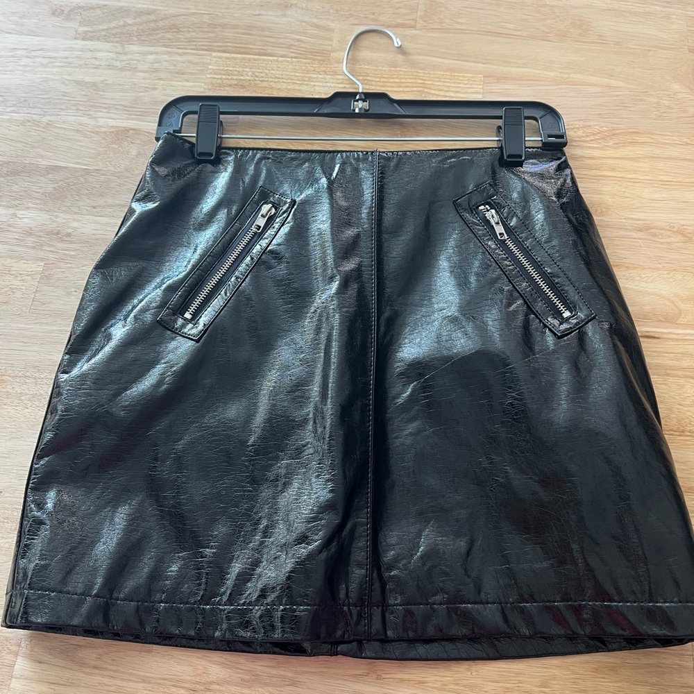 Black faux leather zippered mini skirt - medium